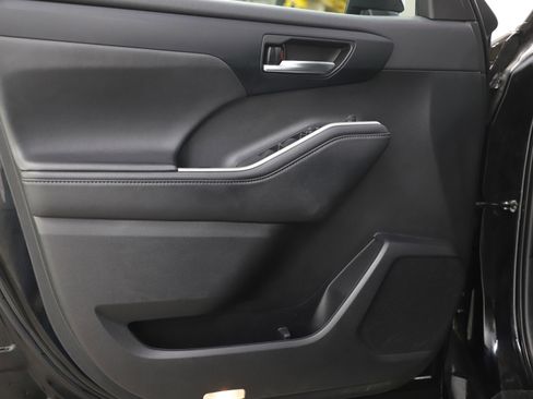 Used 2022 Toyota Highlander XLE image 21