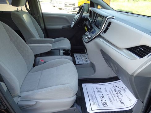 Used 2018 Toyota Sienna LE AWD image 38