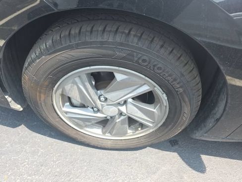 Used 2025 Hyundai Elantra SE FWD image 11