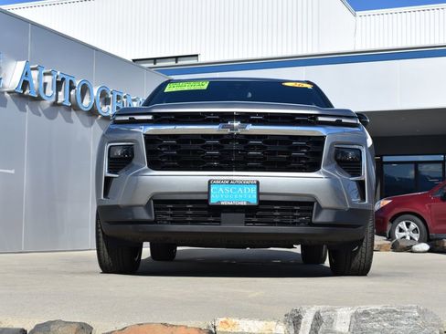 Used 2026 Chevrolet Traverse LT image 3