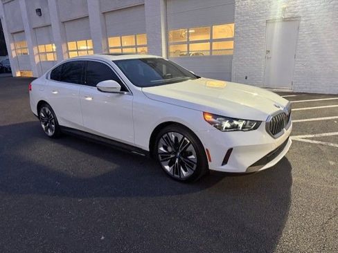 Used 2025 BMW i5 xDrive40 w/ Premium Package image 2