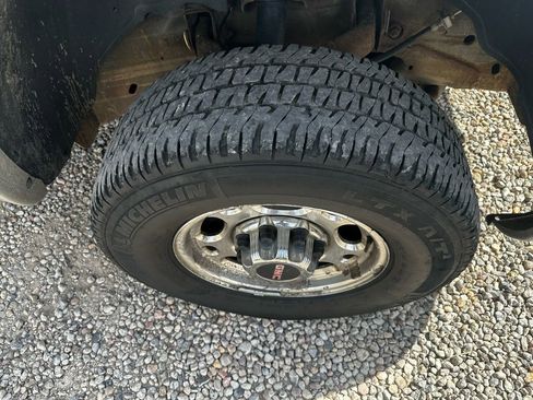 Used 2005 GMC Sierra 2500 SLT w/ Skid Plate Package image 39