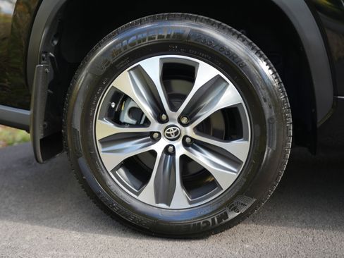 Used 2022 Toyota Highlander XLE image 9