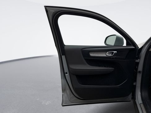 Used 2025 Volvo XC40 B5 Core image 9