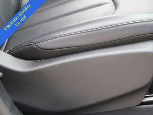 Used 2025 Chrysler Pacifica Select FWD image 10