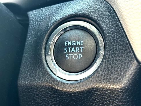 Used 2021 Toyota RAV4 XLE w/ Convenience Package FWD image 17