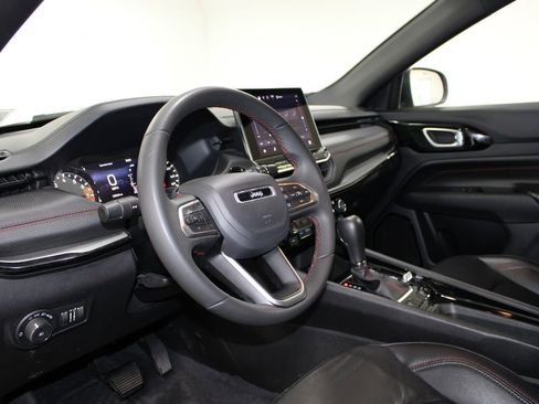 Used 2025 Jeep Compass Trailhawk image 16