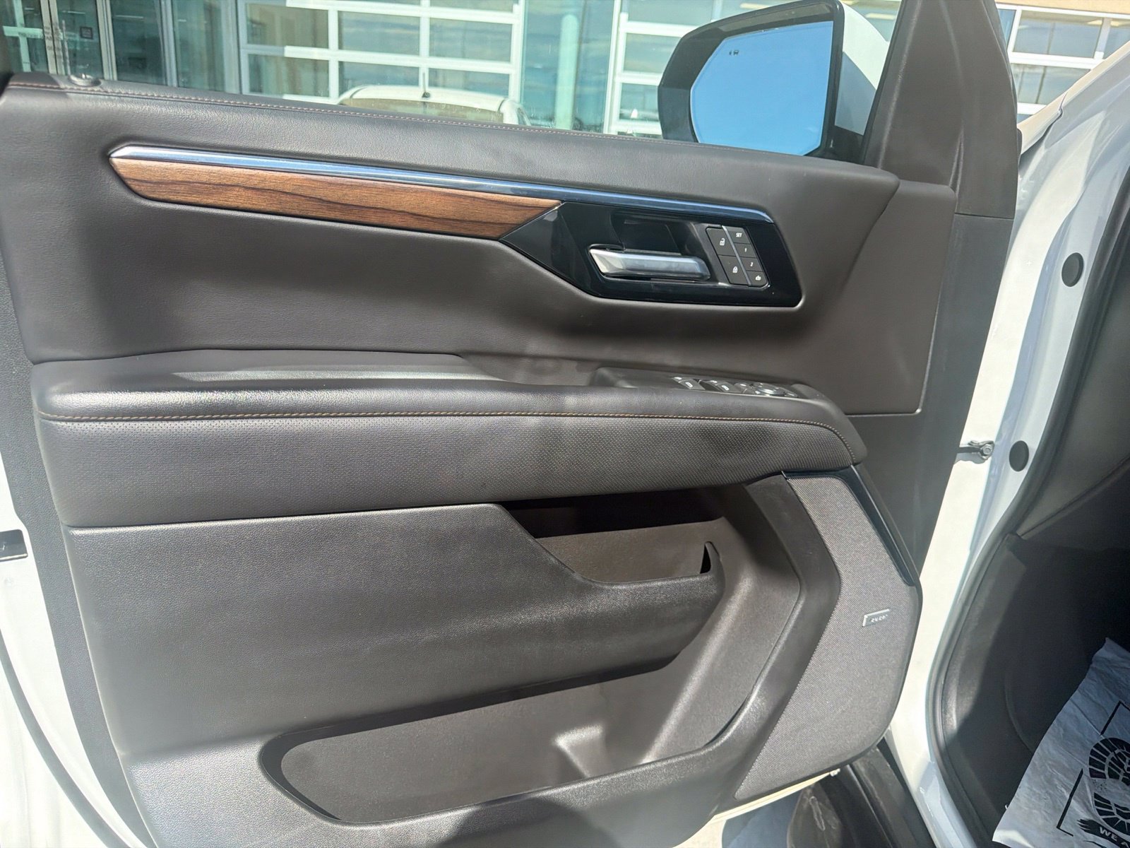 Used 2025 Chevrolet Tahoe High Country AWD/4WD image 12
