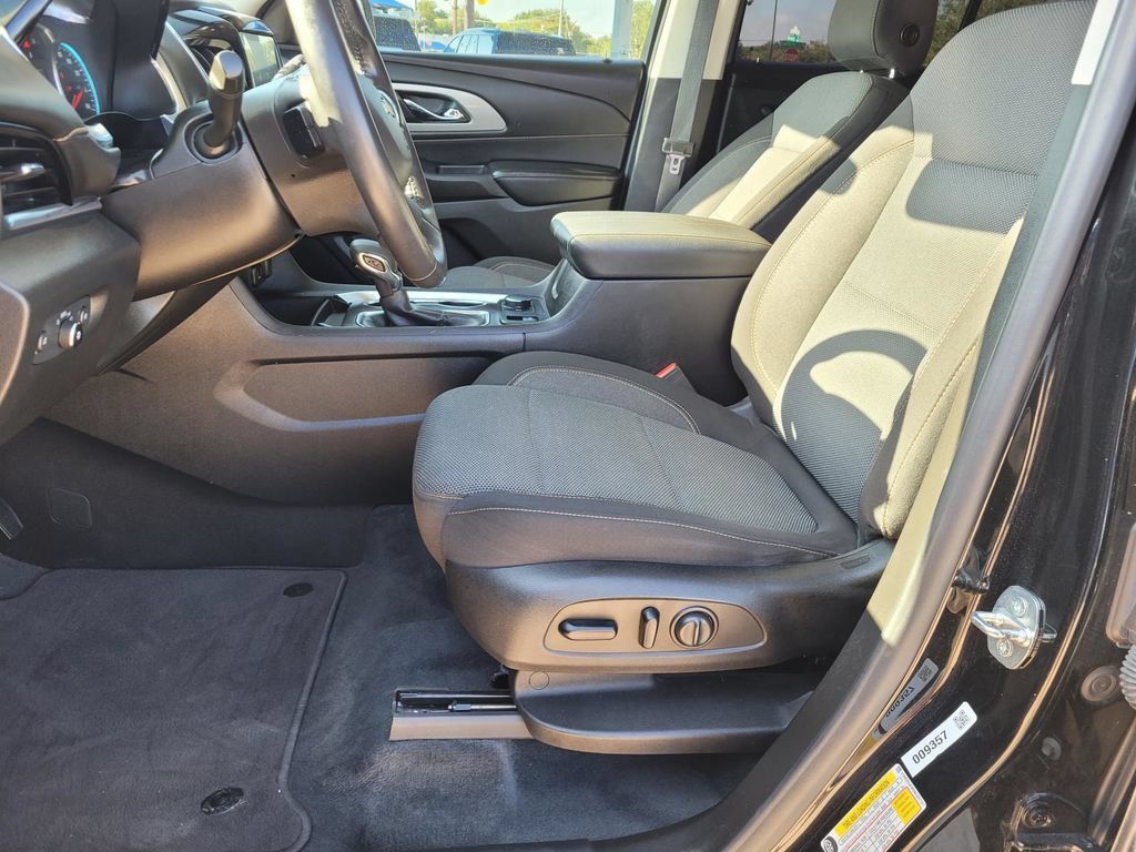 Used 2021 Chevrolet Traverse LT FWD image 18