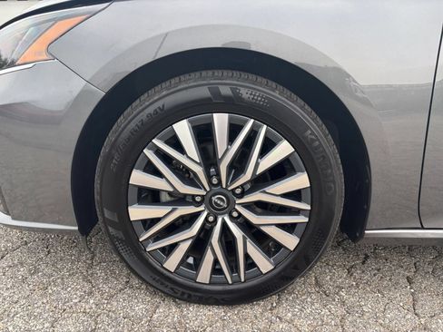Used 2025 Nissan Altima 2.5 SV FWD image 25