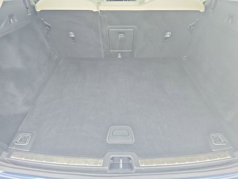 Used 2021 Volvo XC60 T5 Momentum w/ Premium Package image 12