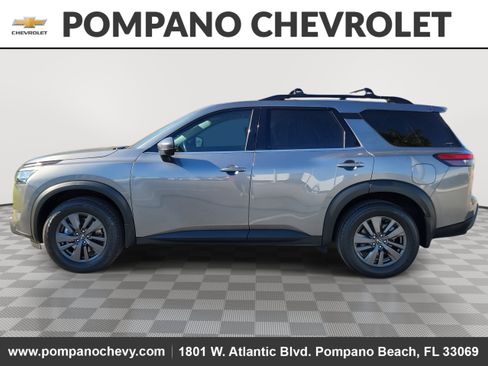 Used 2022 Nissan Pathfinder SV image 2