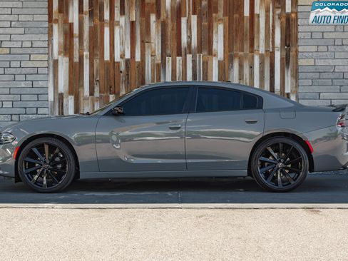 Used 2018 Dodge Charger SXT w/ Blacktop Package RWD image 3
