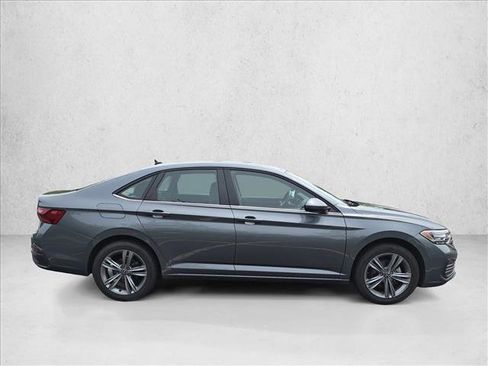 Used 2024 Volkswagen Jetta SE FWD image 4