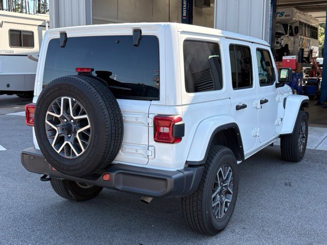 Used 2025 Jeep Wrangler Unlimited Sahara AWD/4WD image 5