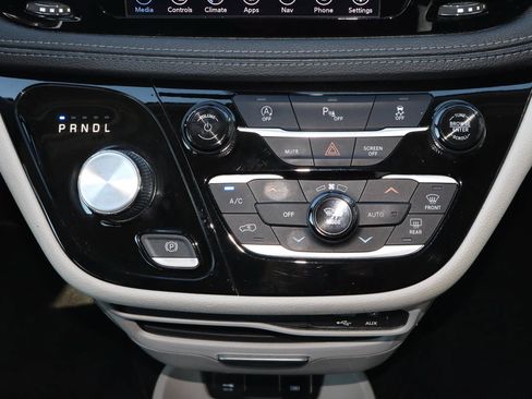 Used 2020 Chrysler Pacifica Limited FWD image 27