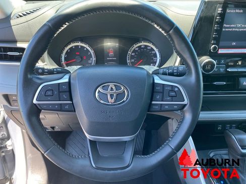 Used 2022 Toyota Highlander LE AWD/4WD image 41