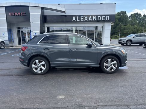 Used 2020 Audi Q3 2.0T Premium w/ Convenience Package AWD/4WD image 2