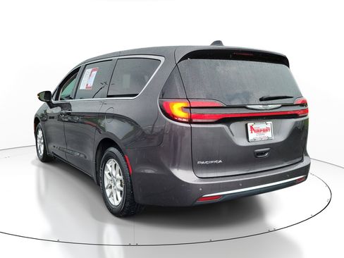 Used 2023 Chrysler Pacifica Touring-L FWD image 3