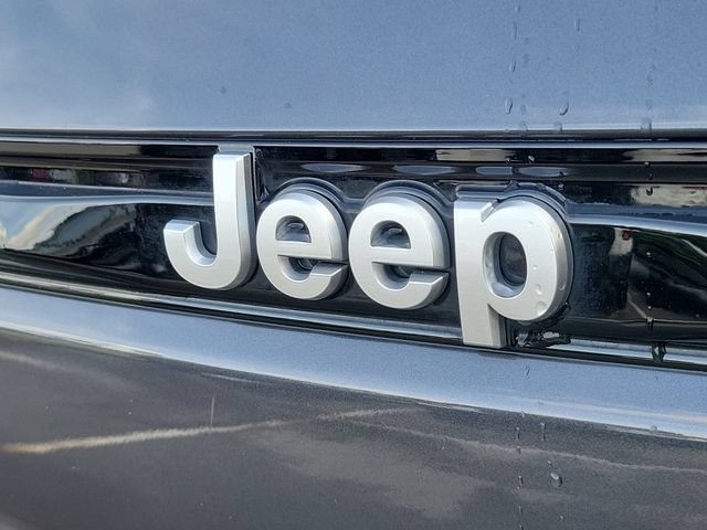 Used 2025 Jeep Grand Cherokee Laredo w/ Trailer Tow Package RWD image 8