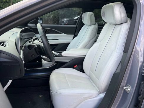 Used 2024 Cadillac Lyriq Luxury AWD/4WD image 6