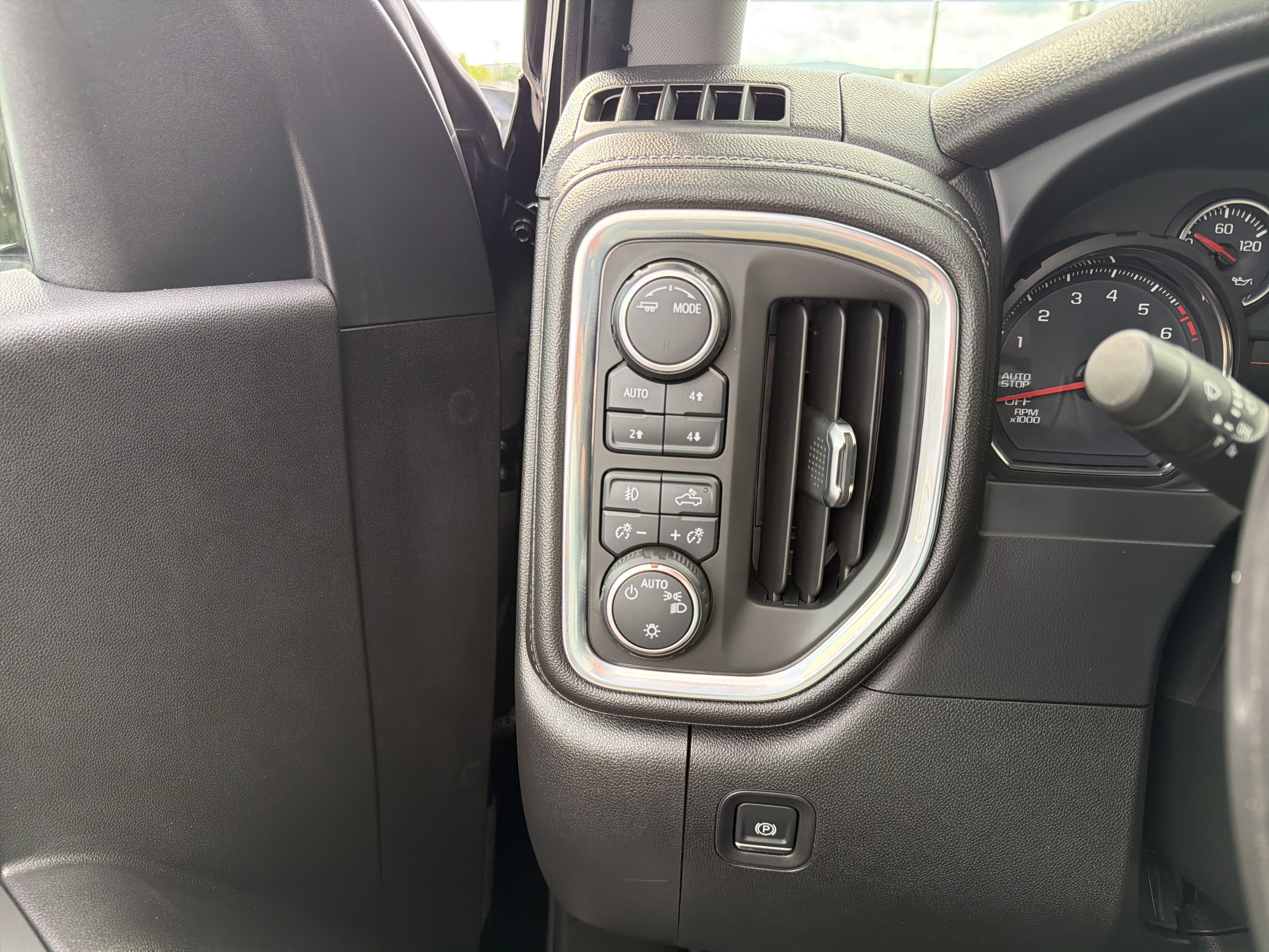 Used 2021 Chevrolet Silverado 1500 LT Trail Boss w/ LPO, Dark Essentials Package AWD/4WD image 16