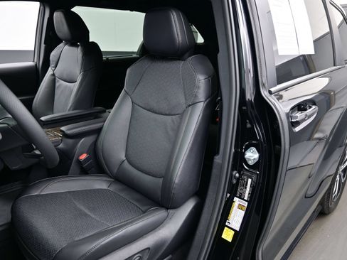 Used 2025 Toyota Sienna Platinum AWD/4WD image 12