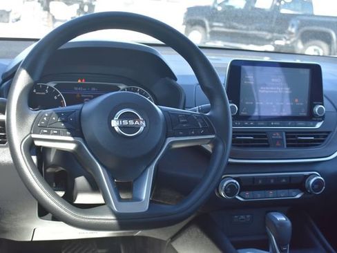 Used 2025 Nissan Altima 2.5 SV image 16