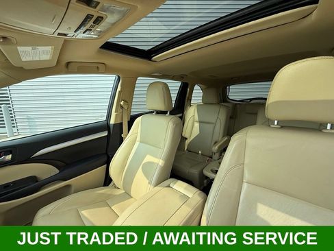 Used 2017 Toyota Highlander XLE w/ Carpet Mat Package AWD/4WD image 28