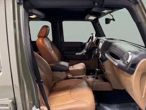 Used 2015 Jeep Wrangler Unlimited Sahara w/ Connectivity Group image 18