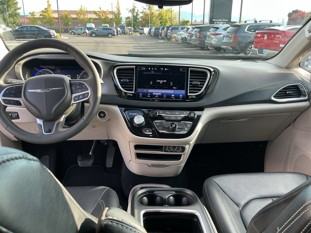 Used 2024 Chrysler Pacifica Touring-L FWD image 12