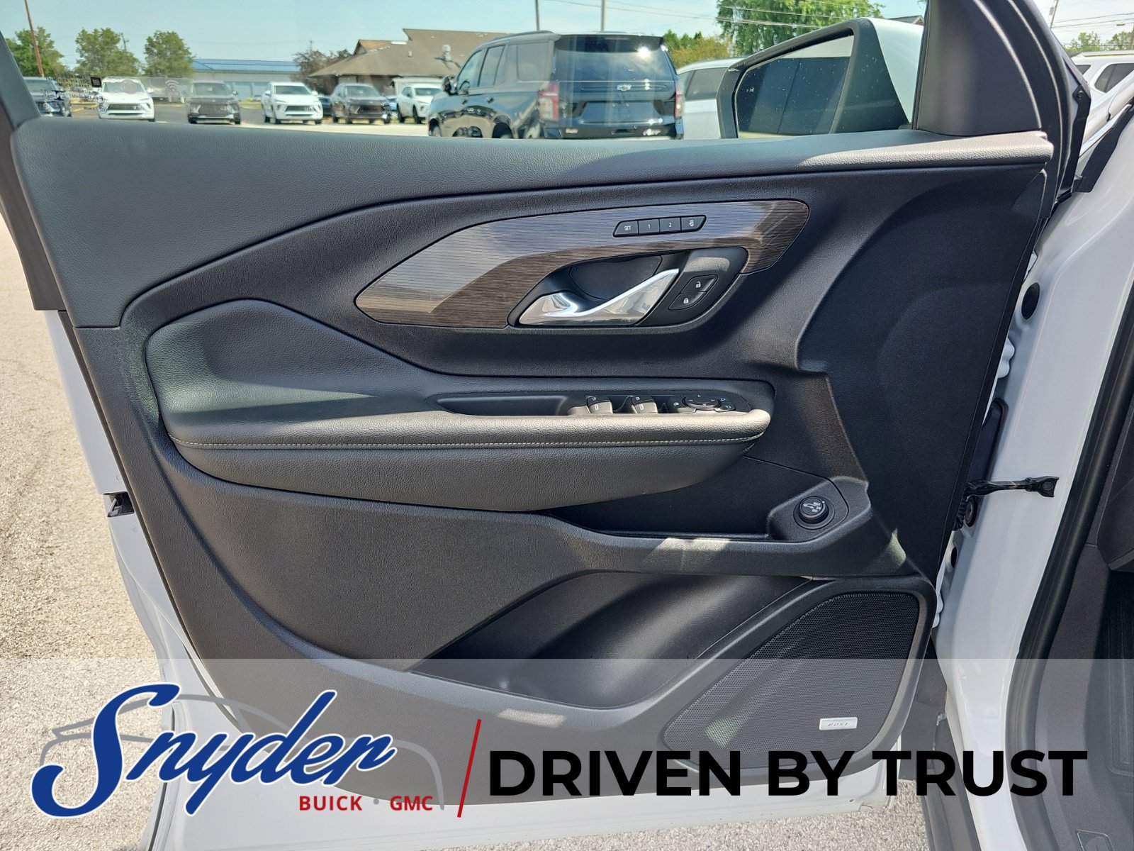 Used 2024 GMC Terrain Denali w/ Denali Premium Package AWD/4WD image 12