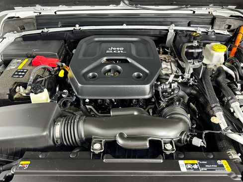 Used 2023 Jeep Wrangler Unlimited Sahara w/ Cold Weather Group AWD/4WD image 14