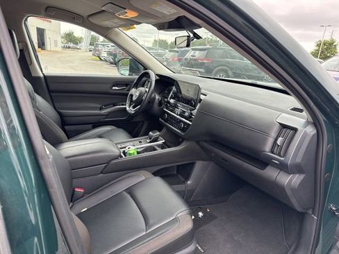Used 2025 Nissan Pathfinder SL FWD image 11