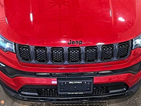 Used 2024 Jeep Compass Latitude w/ Convenience Group AWD/4WD image 4