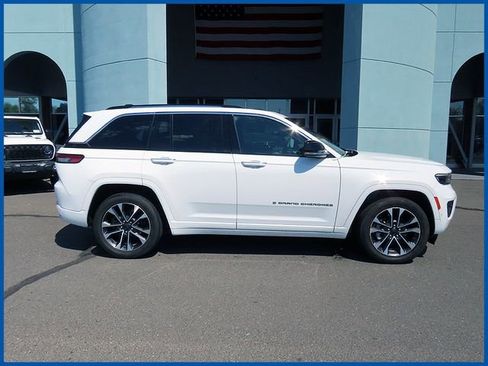 Used 2023 Jeep Grand Cherokee Overland w/ Luxury Tech Group IV AWD/4WD image 2