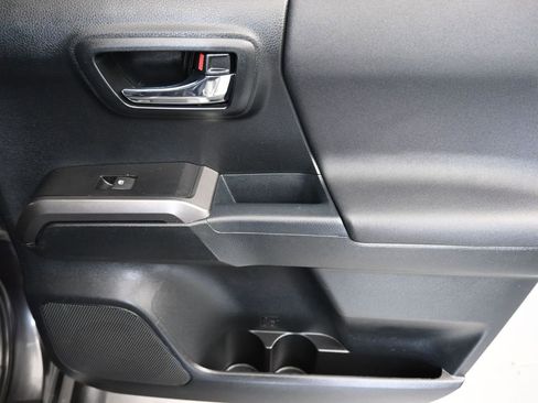 Used 2017 Toyota Tacoma TRD Off-Road image 38