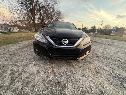 Used 2017 Nissan Altima 2.5 SL w/ Moonroof Package image 2