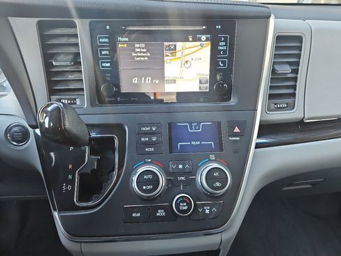 Used 2017 Toyota Sienna XLE Premium image 23