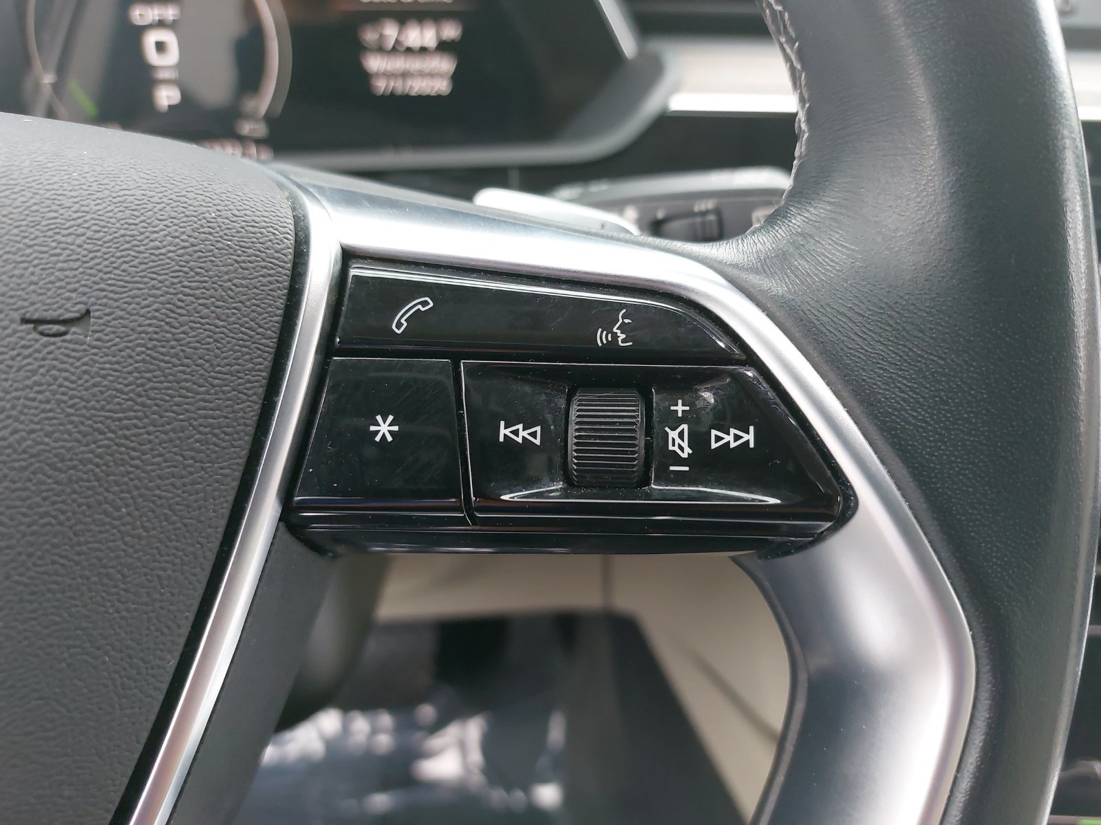 Used 2024 Audi Q8 e-tron Premium Plus w/ Premium Plus Package AWD/4WD image 18