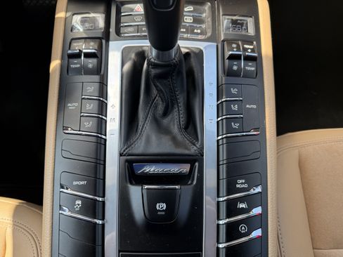 Used 2018 Porsche Macan AWD/4WD image 17