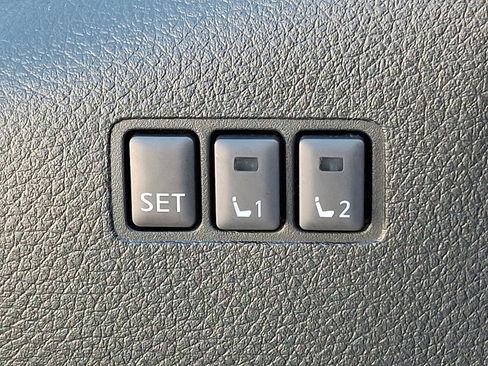 Used 2018 Nissan Rogue SV w/ Premium Package image 27