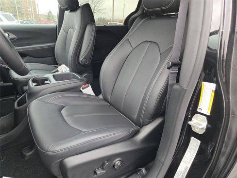New 2026 Chrysler Pacifica Select image 26