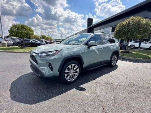 Used 2022 Toyota RAV4 XLE Premium AWD/4WD image 5