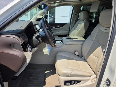 Used 2015 Cadillac Escalade Luxury AWD/4WD image 11