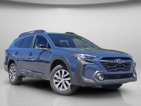Used 2025 Subaru Outback Premium AWD/4WD image 2