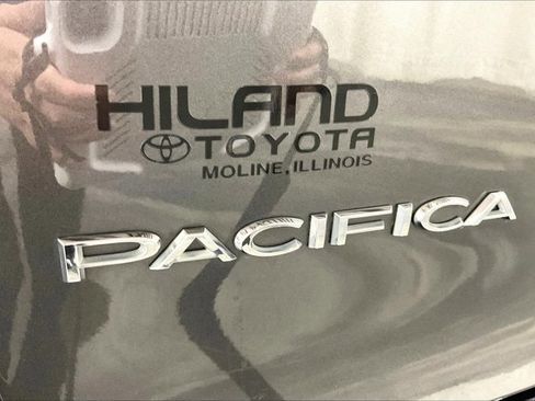 Used 2017 Chrysler Pacifica Touring image 8