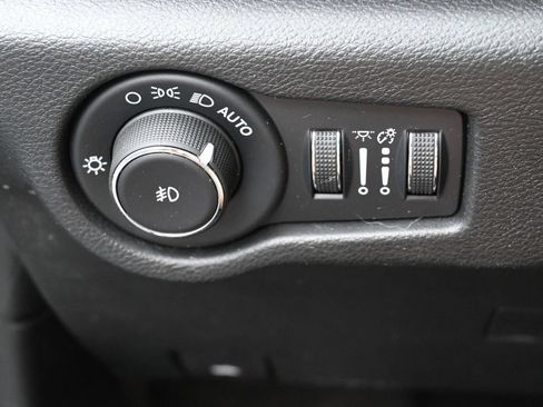 Used 2023 Chrysler Pacifica Pinnacle FWD image 16