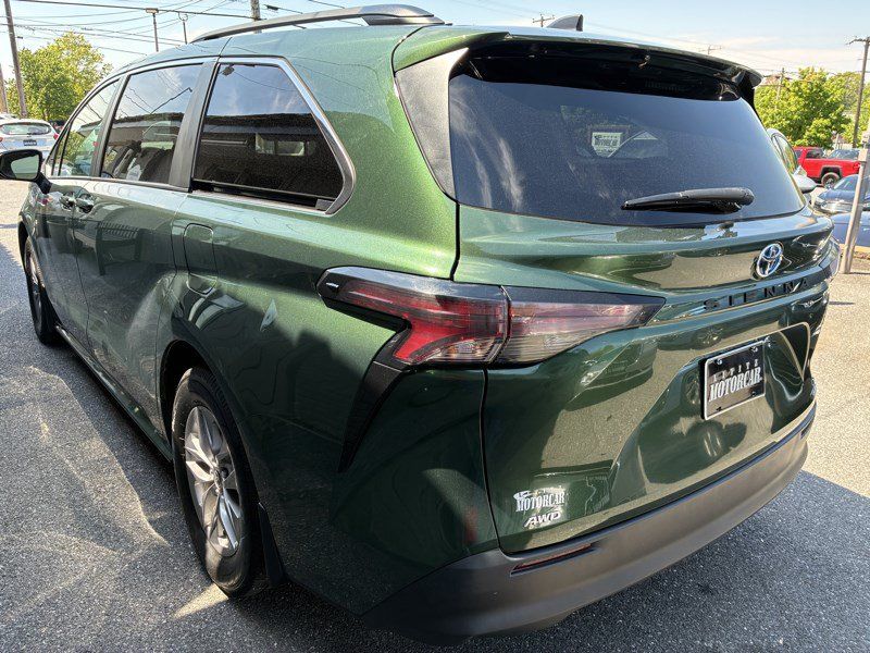 Used 2023 Toyota Sienna LE AWD/4WD image 6