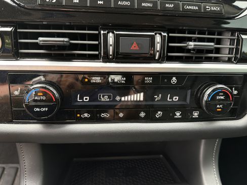 Used 2024 Nissan Pathfinder SL w/ SL Premium Package FWD image 10